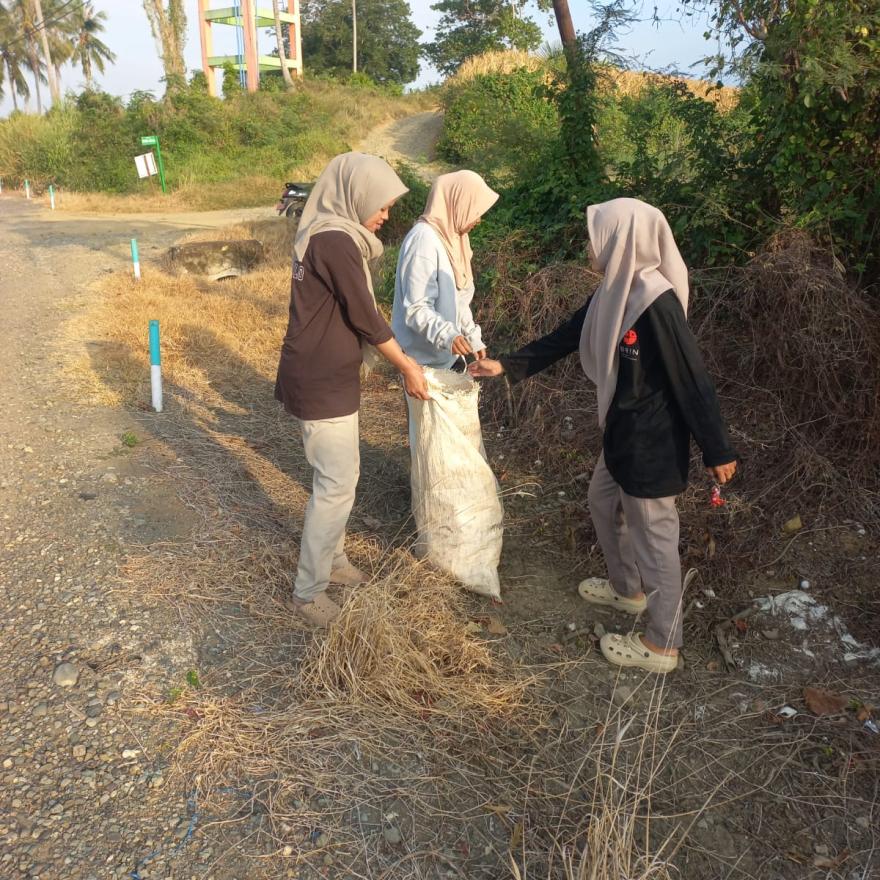 Pemerintah Desa Mario Bersama Kader Posyandu Era Baru Gelar Aksi Bersih Sampah di Jalan Poros